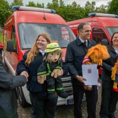 Sarah Kuhla, Dr. Sven Holland und Heidi Schmidt bei der Übergabe des Gerätewagens Brandschutzerziehung. 