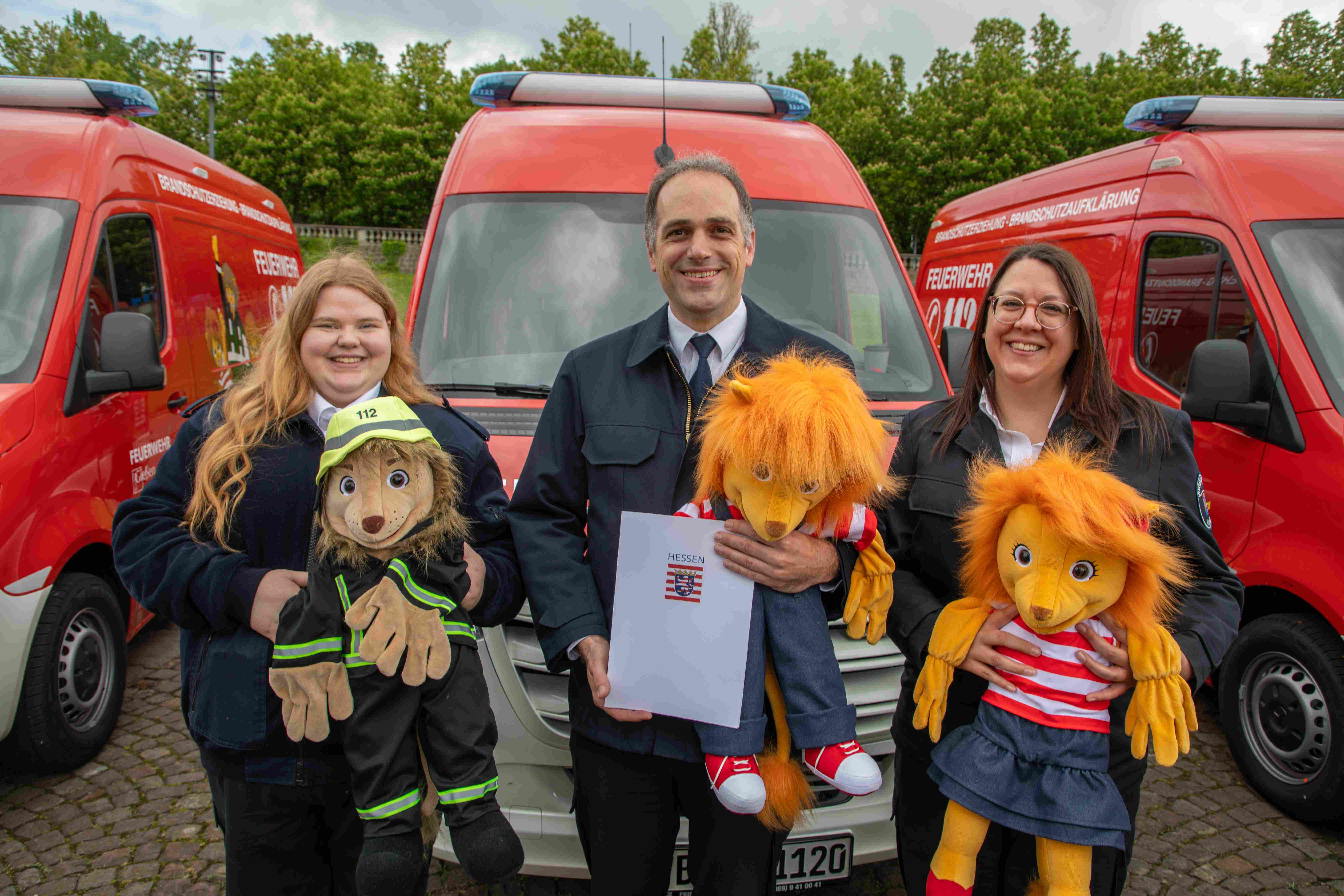 Sarah Kuhla, Dr. Sven Holland und Heidi Schmidt bei der Übergabe des Gerätewagens Brandschutzerziehung. 