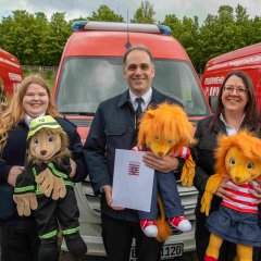 Sarah Kuhla, Dr. Sven Holland und Heidi Schmidt bei der Übergabe des Gerätewagens Brandschutzerziehung. 