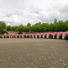 Die roten Feuerwehrfahrzeuge stehen aufgereiht auf dem Domvorplatz in Fulda