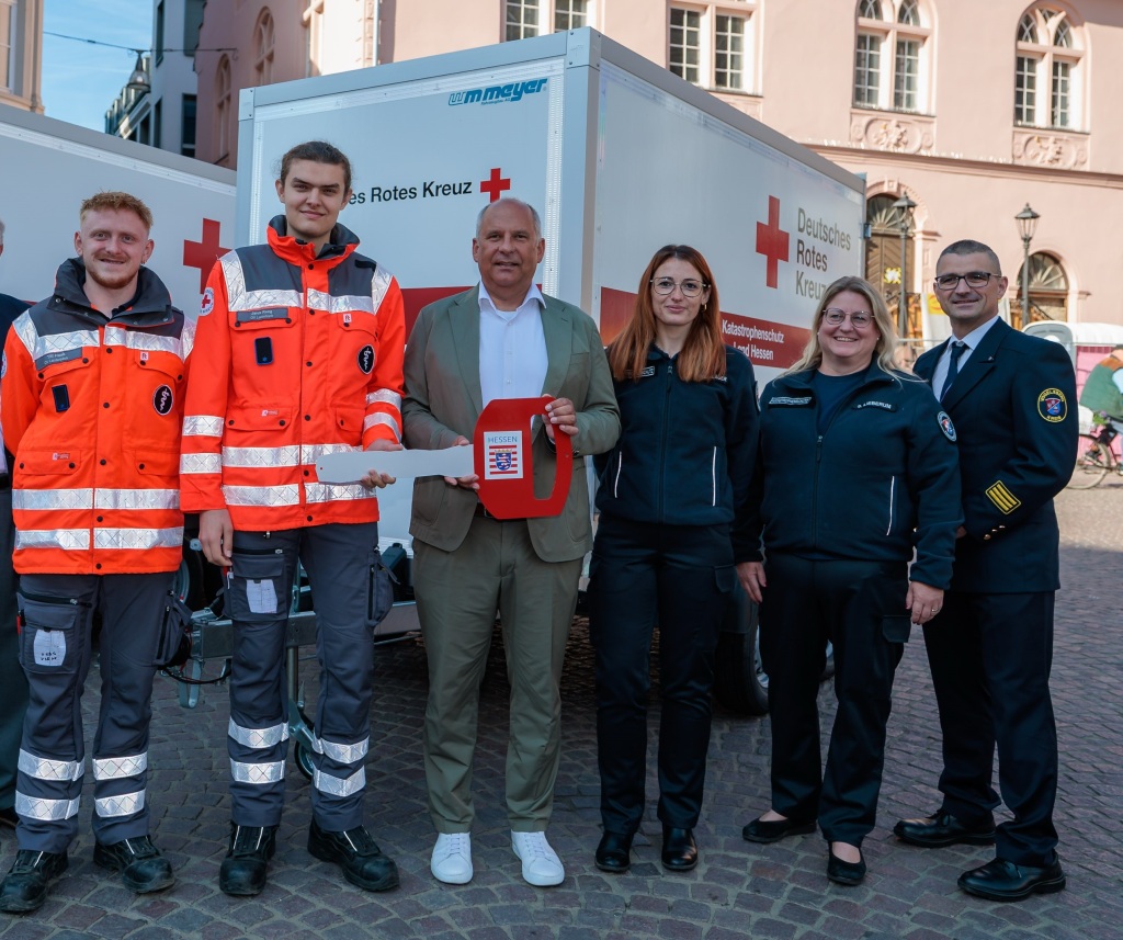 Wiesbaden, 12.09.2026, Hessens Innenminister Prof. Dr. Roman Poseck bei einem Termin des Hessischen Ministeriums des Innern zur Übergabe von Abrollbehältern sowie Sonderanhängern.