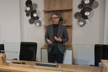 Geschäftsführer Ulf Werner beim Rundgang durch den neuen MVZ-Standort in Freiensteinau.