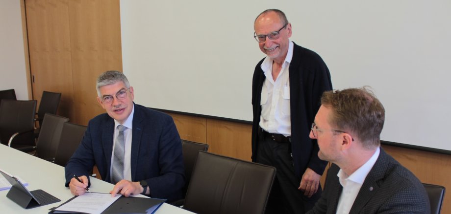 Landrat Manfred Görig und Erster Kreisbeigeordneter Dr. Jens Mischak haben am Morgen im Beisein von Dr. Erich Wranze-Bielefeld, dem ärztlichen Leiter des Rettungsdienstes, die Vertragsverlängerung unterzeichnet. 