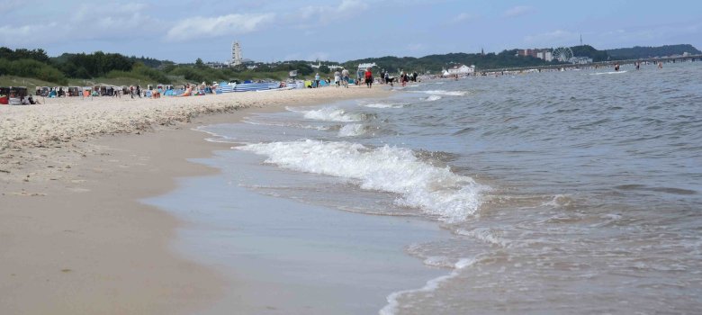 Strand und blauer Himmel: Die Wellen schlagen an den Strand von Utersum. 