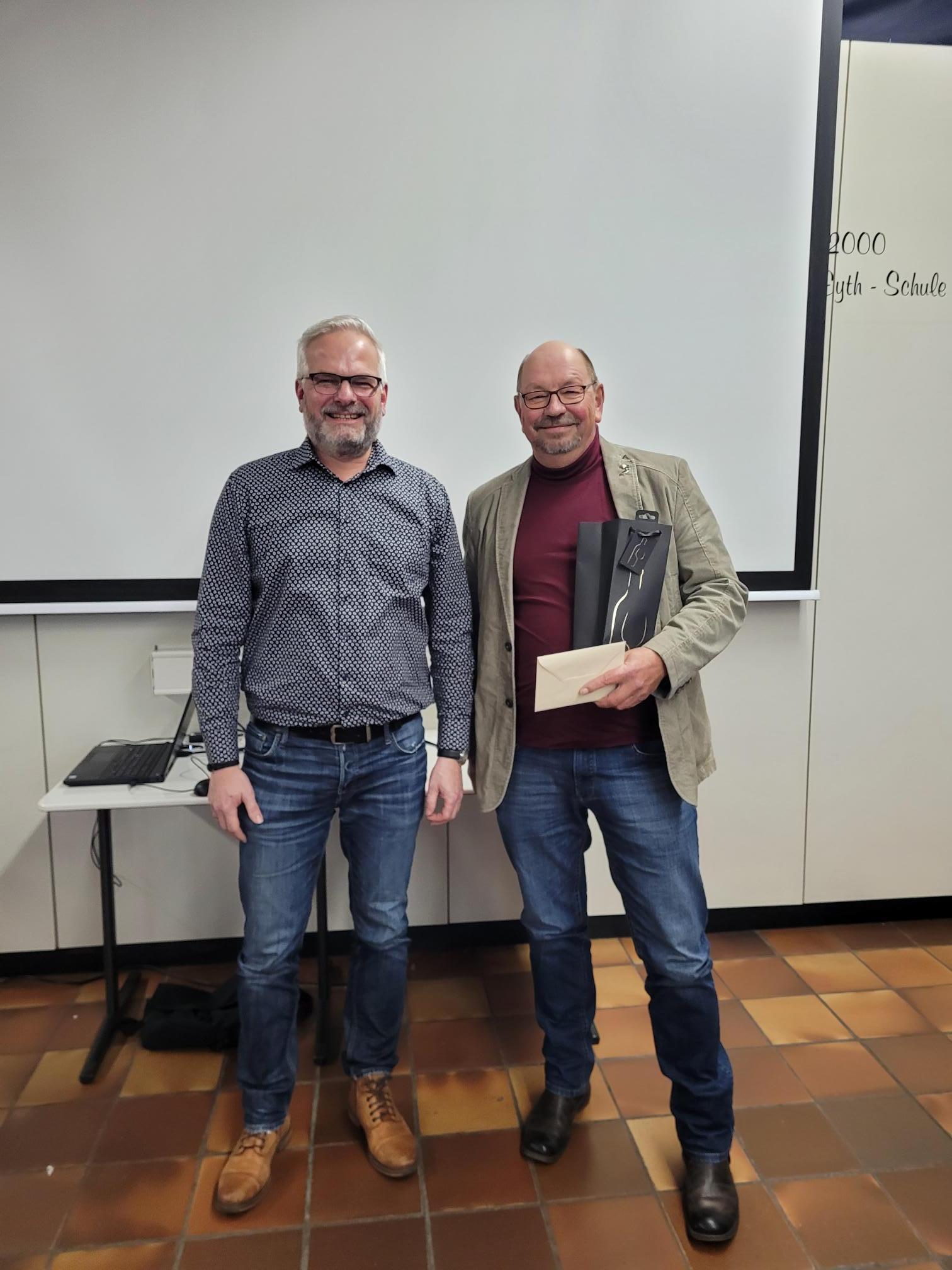 Schulleiter Friedhelm Walther verabschiedet Bernhard Grün (rechts) in den Ruhestand. 