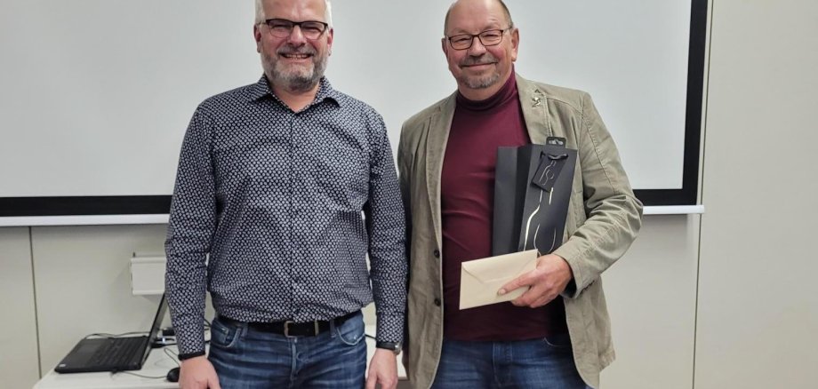 Schulleiter Friedhelm Walther verabschiedet Bernhard Grün (rechts) in den Ruhestand. 