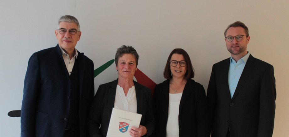 Landrat Manfred Görig und Erster Kreisbeigeordneter Dr. Jens Mischak verabschieden gemeinsam mit Amtsleiterin Anja Püchner die langjährige Mitarbeiterin Marion Schindler (Zweite von links) in den Ruhestand.