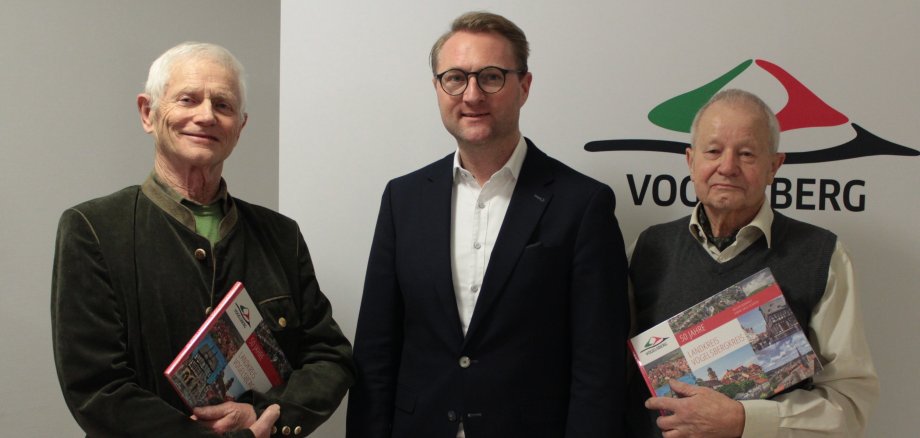 Erster Kreisbeigeordneter Dr. Jens Mischak verabschiedet Adolf Tausch (links) und Ernst Happel (rechts) aus dem Naturschutzbeirat, dem sie sage und schreibe 40 Jahre angehört hatten.