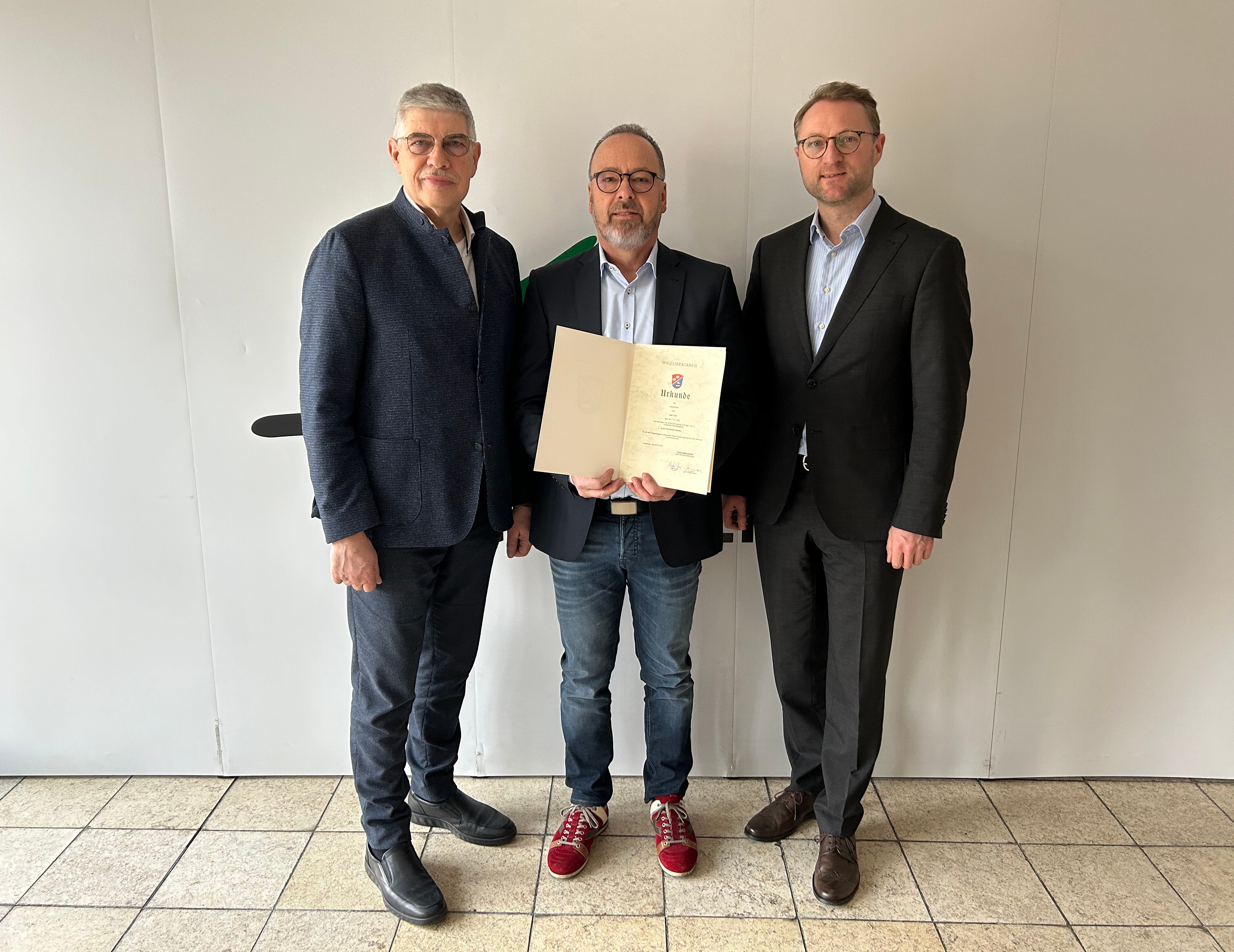 Landrat Manfred Görig (links) und Erster Kreisbeigeordneter Dr. Jens Mischak (rechts) verabschieden Uwe Kraft, Leiter des Amtes für Straßenverkehrsangelegenheiten, nach fast 48 Jahren beim Vogelsbergkreis in den Ruhestand.  