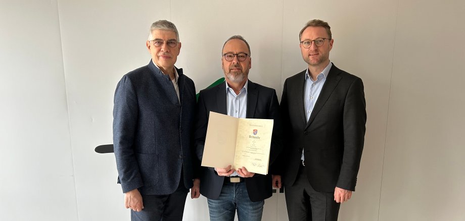 Landrat Manfred Görig (links) und Erster Kreisbeigeordneter Dr. Jens Mischak (rechts) verabschieden Uwe Kraft, Leiter des Amtes für Straßenverkehrsangelegenheiten, nach fast 48 Jahren beim Vogelsbergkreis in den Ruhestand.  
