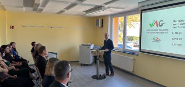 Jan Klassert, Referent der Geschäftsführung und Prokurist des Kreiskrankenhauses sowie der VAG, hebt die besondere Rolle der Fachkräfte hervor.