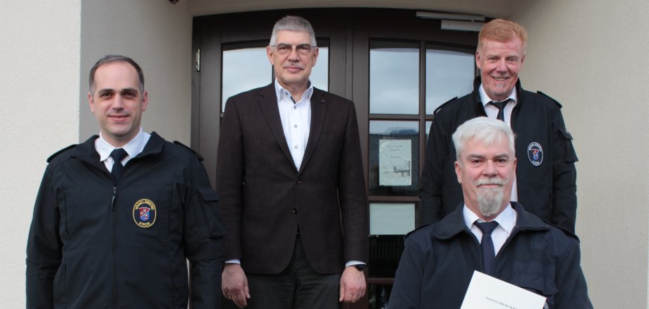 Landrat Manfred Görig (Mitte), Amtsleiter Dr. Sven Holland (links) und Sachgebietsleiter Jürgen Schad (rechts) verabschieden Ralf Hamel in den Ruhestand.