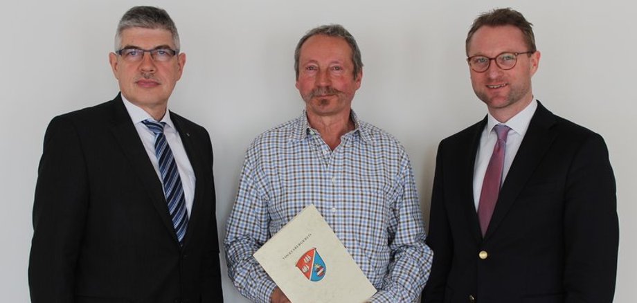 Landrat Manfred Görig (links) und Erster Kreisbeigeordneter Dr. Jens Mischak (rechts) verabschieden Helmut Schupp in den Ruhestand.