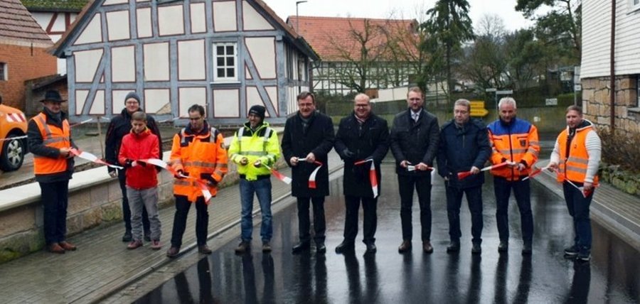 Freie Fahrt in Hattendorf: Baldur Klein (von links), Hessen-Mobil, Herr Hau, Firma Giebel, Michael Ochs von der Stadt Alsfeld, Michael Bauer, Bauleiter von Hessen-Mobil, Frank Stehnke, Firma Giebel, Ulrich Hansel, Regionaler Bevollmächtigter von Hessen-Mobil, Stephan Paule, Bürgermeister der Stadt Alsfeld, Erster Kreisbeigeordneter Dr. Jens Mischak, Ortsvorsteher Norbert Hahn, Günter Herles, Fachbereichsleiter Bau bei Hessen-Mobil und Felix Lang, Bauleiter bei Hessen-Mobil, gaben die Ortsdurchfahrt Hattendorf offiziell für den Verkehr frei.