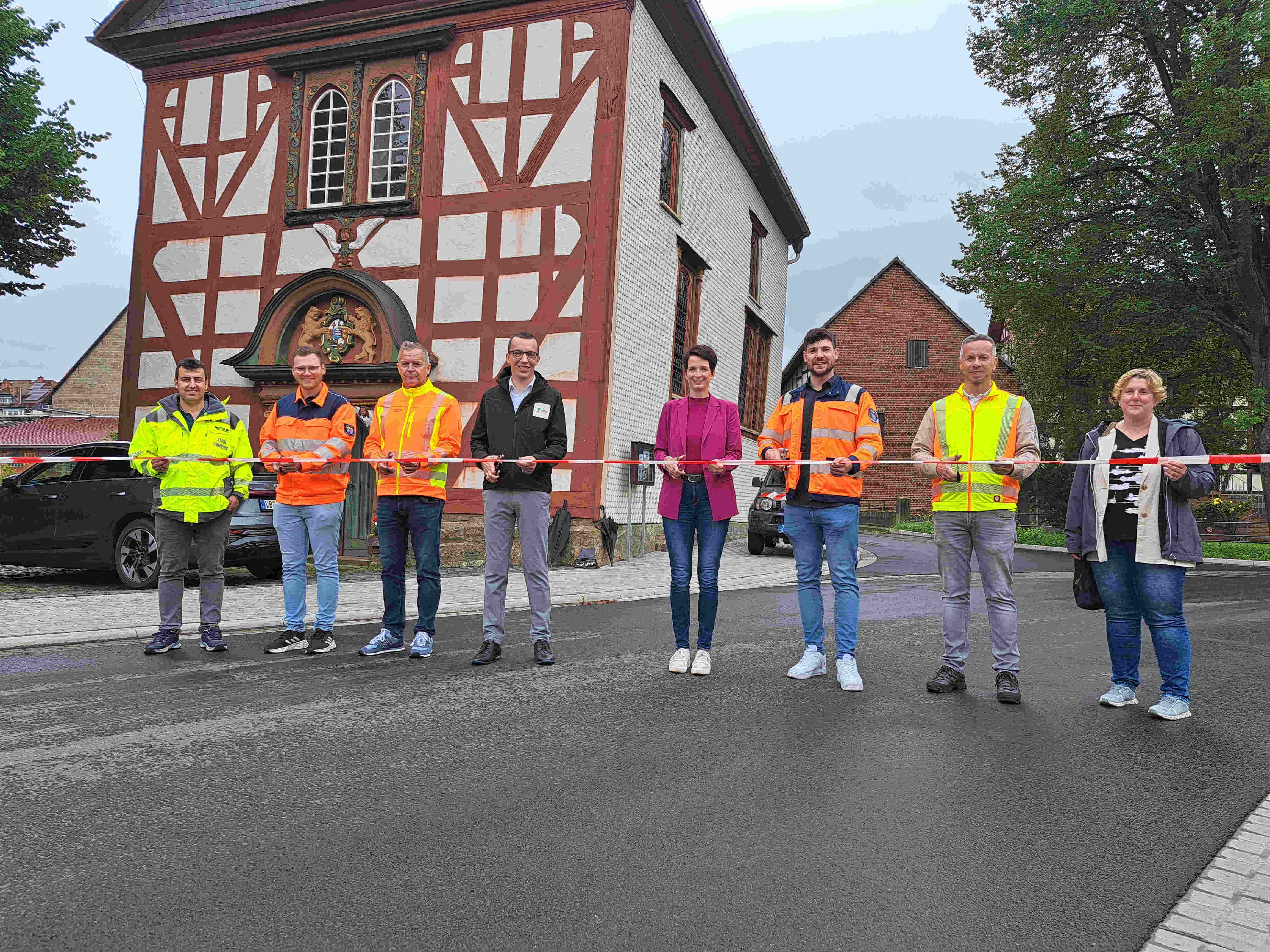 Geben die K50 in der Ortsdurchfahrt Büßfeld frei: Patrick Krug (Vierter von links), Erster Kreisbeigeordneter und Kreisstraßendezernent, gemeinsam mit Simke Ried (Vierte von rechts), Raafat Alhamoud (von links), Bauamt der Stadt Homberg, Bastian Goß von Hessen Mobil, Joachim Kramer von der Firma Giebel Bau, Marcel Schäfer, Hessen Mobil, Stefan Günther, beim Vogelsbergkreis zuständig für die Kreisstraßen, und Katrin Jäger vom Ingenieurbüro Ohlsen. 