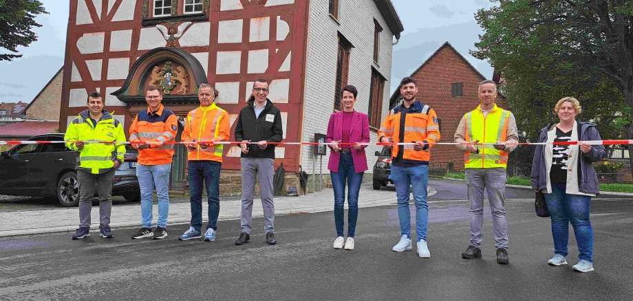 Geben die K50 in der Ortsdurchfahrt Büßfeld frei: Patrick Krug (Vierter von links), Erster Kreisbeigeordneter und Kreisstraßendezernent, gemeinsam mit Simke Ried (Vierte von rechts), Raafat Alhamoud (von links), Bauamt der Stadt Homberg, Bastian Goß von Hessen Mobil, Joachim Kramer von der Firma Giebel Bau, Marcel Schäfer, Hessen Mobil, Stefan Günther, beim Vogelsbergkreis zuständig für die Kreisstraßen, und Katrin Jäger vom Ingenieurbüro Ohlsen. 