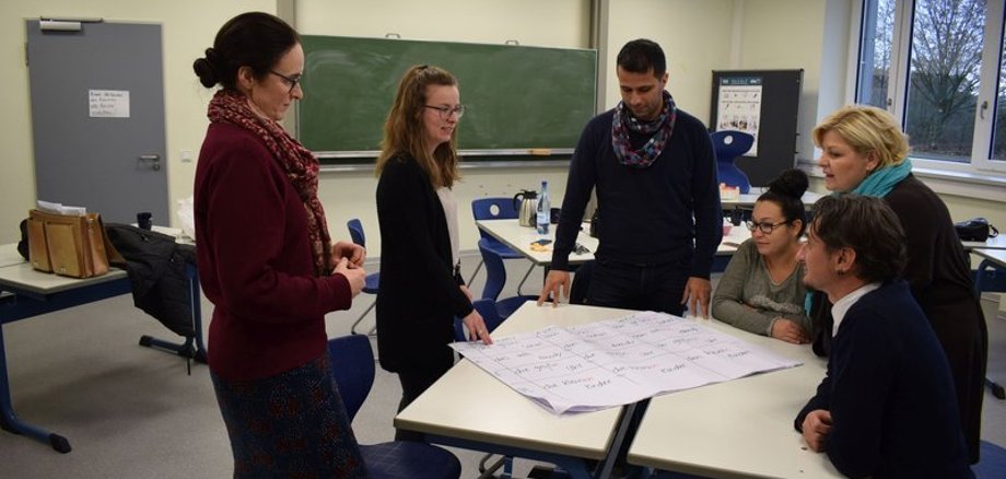 Käthe Wildner (von links), Laura Gastgeb-Benshi, Amir, Denisa, Ieva und Mihai lernen Akkusativ und Dativ. 