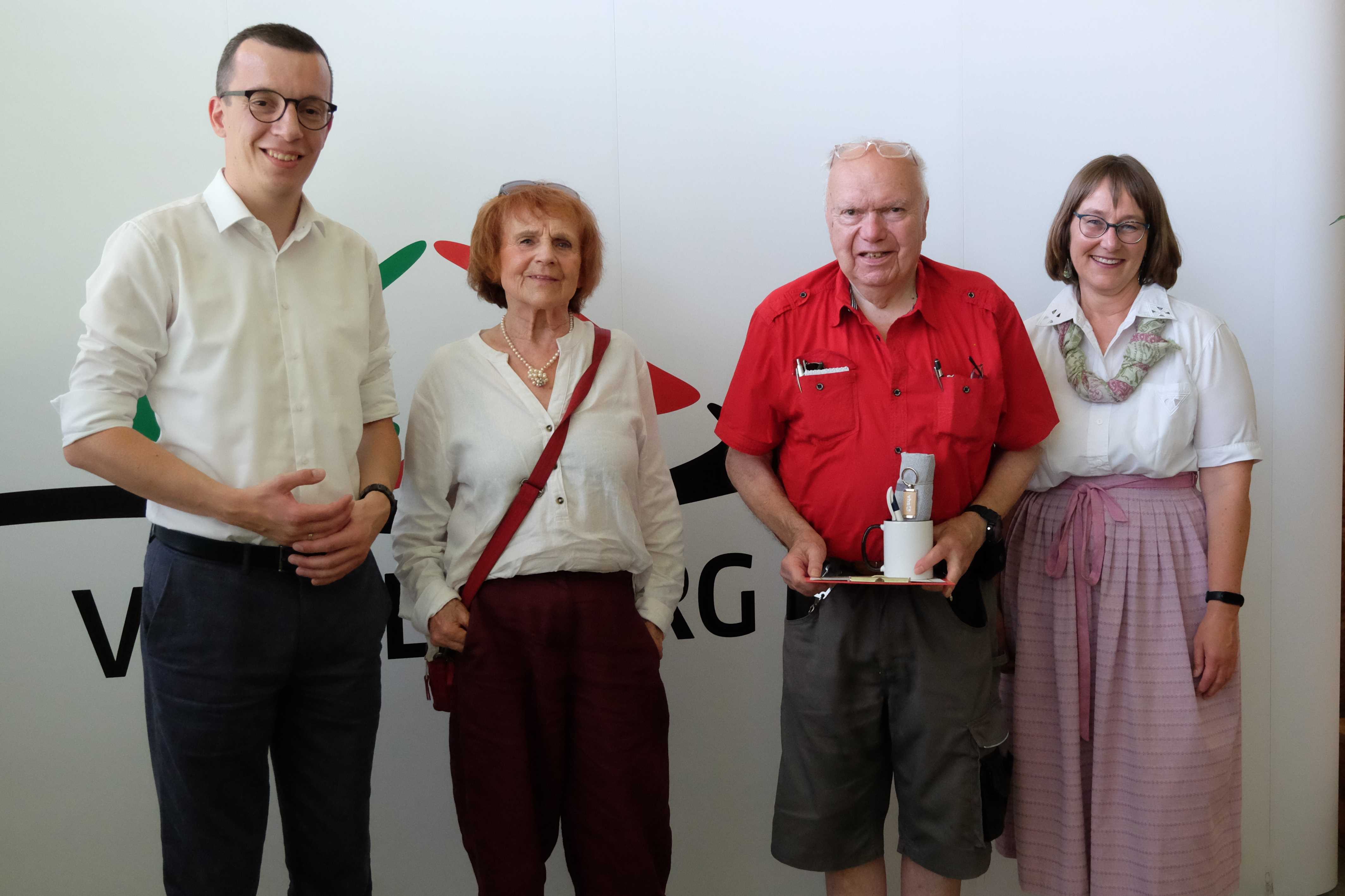 Die Spitzenreiter: Brigitte Zick (Zweite von links) ist seit mehr als 40 Jahren für die vhs tätig, bei Emil Tews (Zweiter von rechts) sind es sogar 50 Jahre. Er ist damit der dienstälteste Kursleiter der Vogelsberger Volkshochschule. Beide wurden von Erstem Kreisbeigeordneten Patrick Krug und vhs-Leiterin Monika Schenker ausgezeichnet.