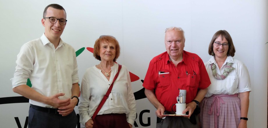 Die Spitzenreiter: Brigitte Zick (Zweite von links) ist seit mehr als 40 Jahren für die vhs tätig, bei Emil Tews (Zweiter von rechts) sind es sogar 50 Jahre. Er ist damit der dienstälteste Kursleiter der Vogelsberger Volkshochschule. Beide wurden von Erstem Kreisbeigeordneten Patrick Krug und vhs-Leiterin Monika Schenker ausgezeichnet.