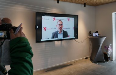 Per Videobotschaft überbringt Kai Klose, Hessischer Minister für Soziales und Integration, gute Wünsche für das MVZ.