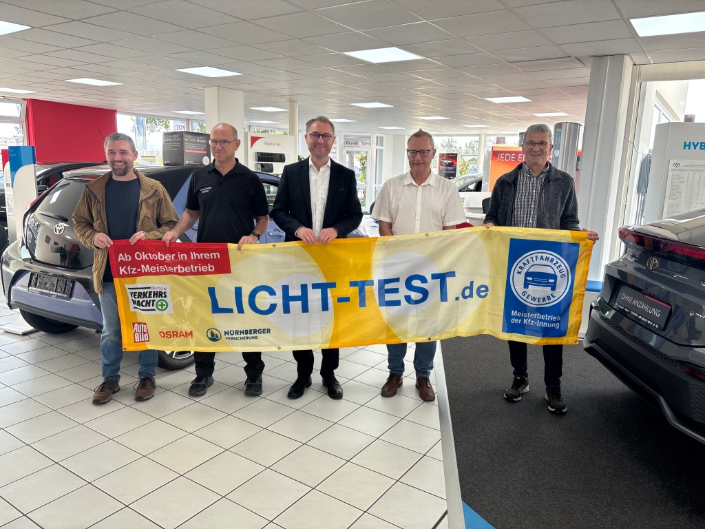 Landrat und Straßenverkehrsdezernent Dr. Jens Mischak (Mitte), macht gemeinsam mit Sebastian Volp (von links), Vorstandsmitglied der Innung des Kfz-Gewerbes Oberhessen, Kundendienstleiter Mario Krug und Geschäftsführer Ralf Geissler vom Auto-Center-Alsfeld AH GmbH, sowie Hubert Röhrig, Schriftführer der Verkehrswacht Vogelsbergkreis, auf den „Licht-Sicht-Test 2026“ aufmerksam. In teilnehmenden Innungswerkstätten können Autofahrer ab Oktober kostenfrei ihre Beleuchtung inspizieren lassen.