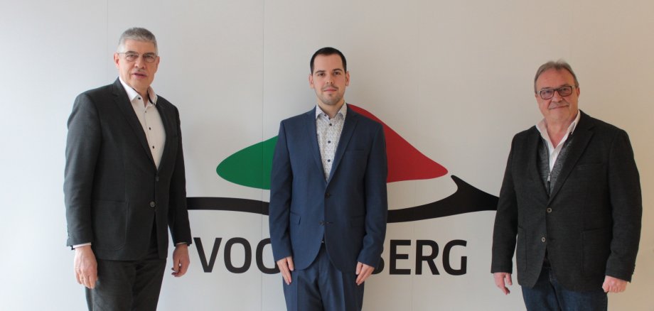 Landrat Manfred Görig (links) und Peter Schwärzel, der Leiter des Amtes für Hochbau, Energie und Gebäudewirtschaft (rechts), begrüßen mit Marcel Pfeil den neuen Klimamanager des Vogelsbergkreises