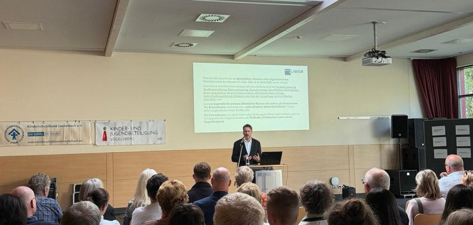 Referent Professor Dr. Philipp B. Donath von der University of Labour Frankfurt am Main geht auf die rechtliche Dimension der Kinderrechte ein.