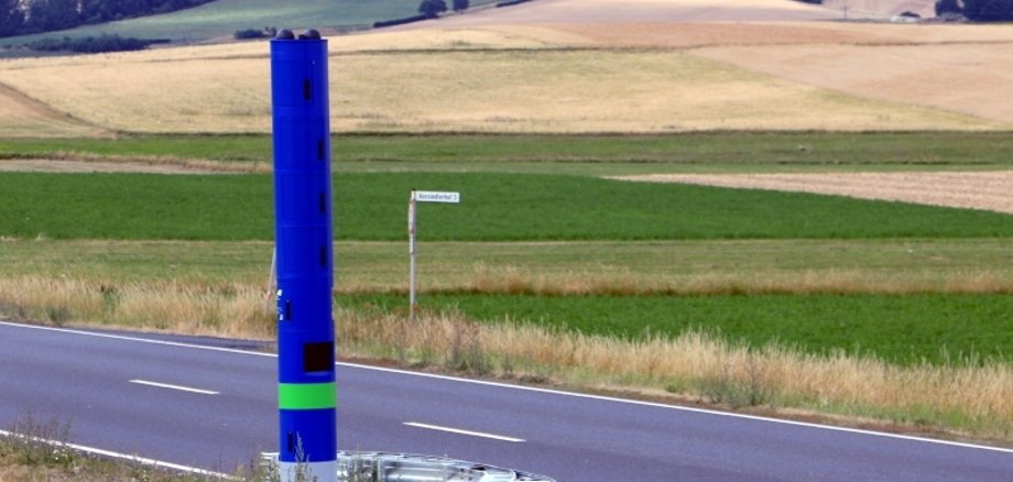 Große blaue Säulen an den Bundesstraßen wie hier bei Landenhausen: Nein, es sind keine Blitzer, sondern dienen zur Kontrolle der LKW-Maut. 