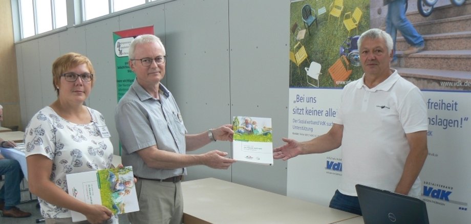 Bernd Kämper (VdK, rechts) ist als geschulter Fachberater für Barrierefreiheit unterwegs, um zu beraten. Anlässlich des "Samstages für gesundes Altern" in Schlitz stellten ihm Hans Dieter Herget, Sachgebietsleiter im Amt für Soziale Sicherung der Kreisverwaltung und Monique Abel vom Vogelsberger Pflegestützpunkt eine neue Broschüre vor. 