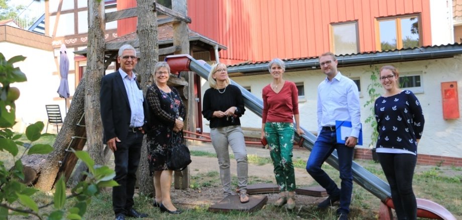 Im großzügigen Garten des Hauses in Schotten-Wingershausen (v. l.) Ralf Katzmann, Jugendamtsleiterin Dagmar Scherer, Claudia Pfuhl, Geschäftsführerin Beate Otte-Frank, Jugenddezernent Dr. Jens Mischak und Aline Reißmann, die Teamleiterin des Hauses in Wingershausen. Foto: Gaby Richter