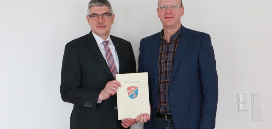 Jürgen Henke ist Bautechniker und seit 25 Jahren als technischer Angestellter im Amt für Schulen und Liegenschaften beschäftigt. Landrat Görig gratulierte zum Dienstjubiläum. 