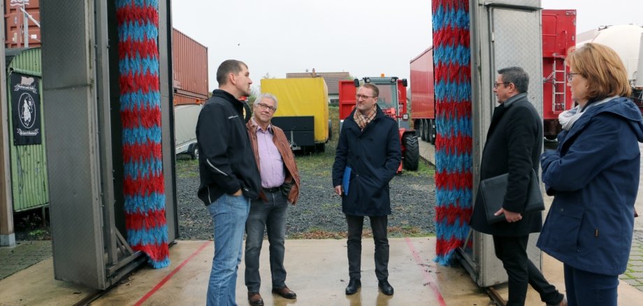 Firmenchef Sascha Zarges-Graf (li.) zeigt beim Gang übers Gelände auch die vollautomatische LKW-Waschanlage, die am Wochenende alle 14 LKW wieder frisch macht für die kommenden Einsätze. Fotos: Gaby Richter
