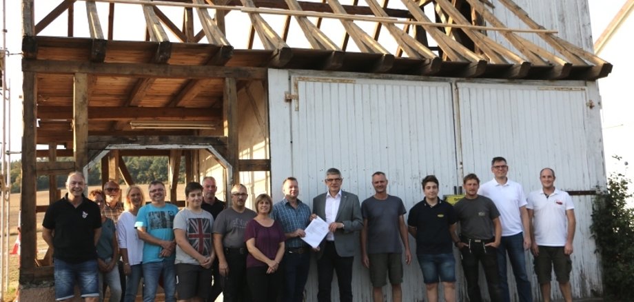 Richtig viel vorgenommen haben sich die Allmenröder Vereine: Das alte Spritzenhaus soll saniert werden. Landrat Manfred Görig (Mitte) überreichte dafür eine Spende der OVAG in Höhe von 3.000 Euro an Ortsvorsteher Jörg Hauer. Foto: Gaby Richter