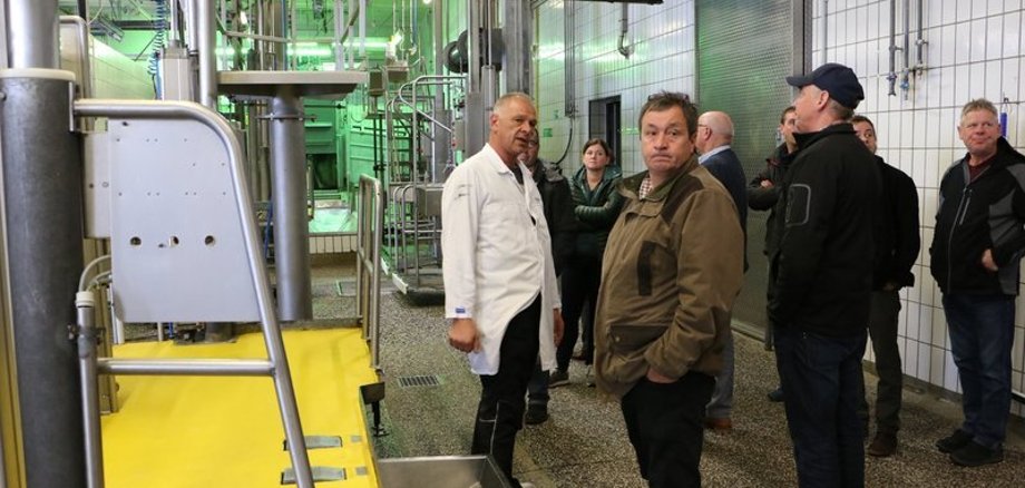 Betriebsleiter Martin Hornung (li.) führt die Mitglieder des Arbeitskreises „Ökomodellregion Vogelsberg“ durch den Erzeugerschlachthof Kurhessen in Fulda.