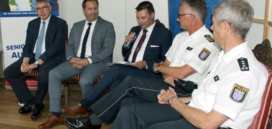 Neben Landrat Manfred Görig stehen Kriminaloberrat Daniel Muth, Polizeipräsident Günther Voß und Erster Polizeihauptkommissar Jörg Stein (v. l.) Rede und Antwort in der Podiumsdiskussion, die von Andreas Ungermann (Mitte) moderiert wird. 