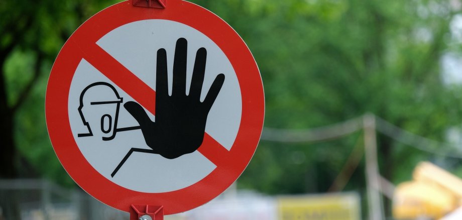 Großaufnahme eines Warnschildes, das den Durchgang verbietet