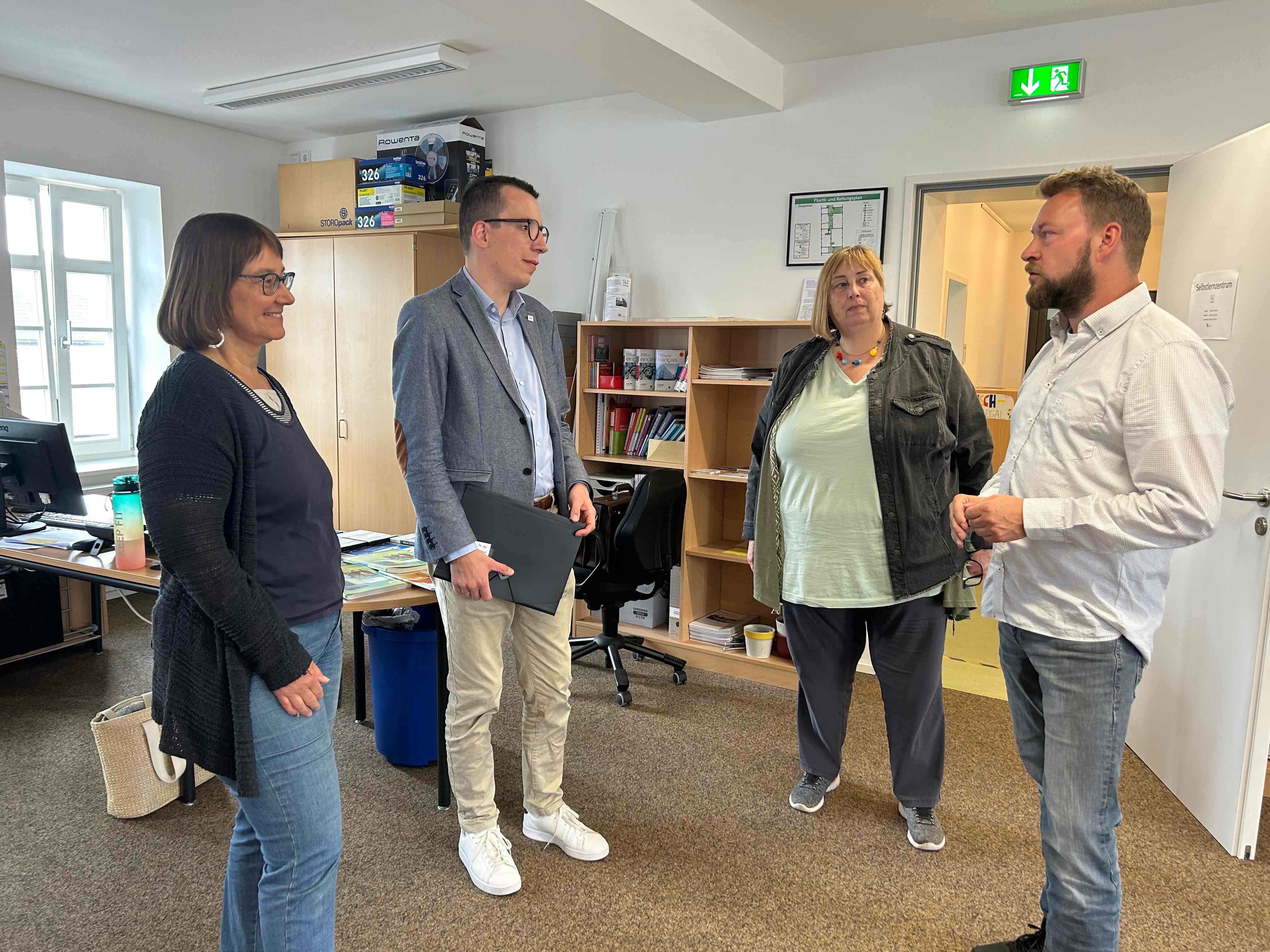 Erster Kreisbeigeordneter Patrick Krug (Zweiter von links) im Gespräch mit Lernberater Stefan Martin, Monika Wüllner (Koordination Hessencampus) und vhs-Leiterin Monika Schenker (von rechts).