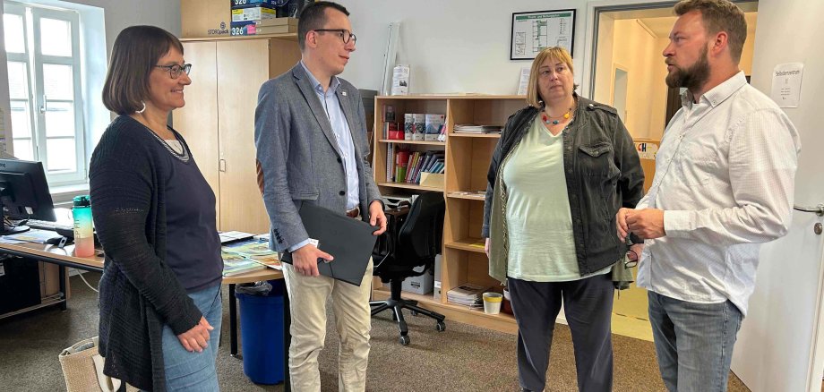 Erster Kreisbeigeordneter Patrick Krug (Zweiter von links) im Gespräch mit Lernberater Stefan Martin, Monika Wüllner (Koordination Hessencampus) und vhs-Leiterin Monika Schenker (von rechts).
