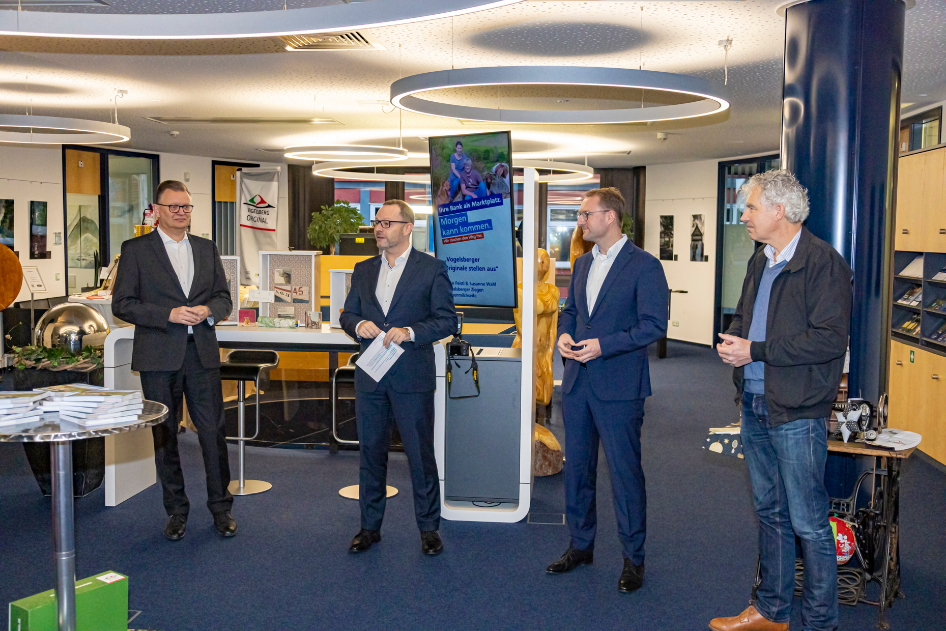 Die Vorstände Alexander Schagerl (v. li.) und Norbert Lautenschläger, Erster Kreisbeigeordneter Dr. Jens Mischak und Lorenz Kock vom Vogelsbergkreis bei der Ausstellungseröffnung auf dem hauseigenen Marktplatz in den Räumen der Volksbank Lauterbach-Schlitz. 