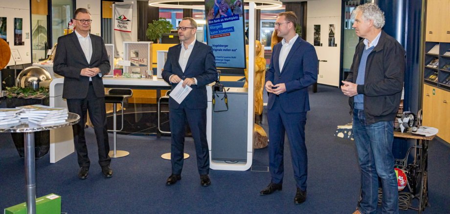 Die Vorstände Alexander Schagerl (v. li.) und Norbert Lautenschläger, Erster Kreisbeigeordneter Dr. Jens Mischak und Lorenz Kock vom Vogelsbergkreis bei der Ausstellungseröffnung auf dem hauseigenen Marktplatz in den Räumen der Volksbank Lauterbach-Schlitz. 