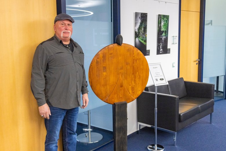 Jörg Uwe Praetz aus Maar präsentiert seine Holzskulptur