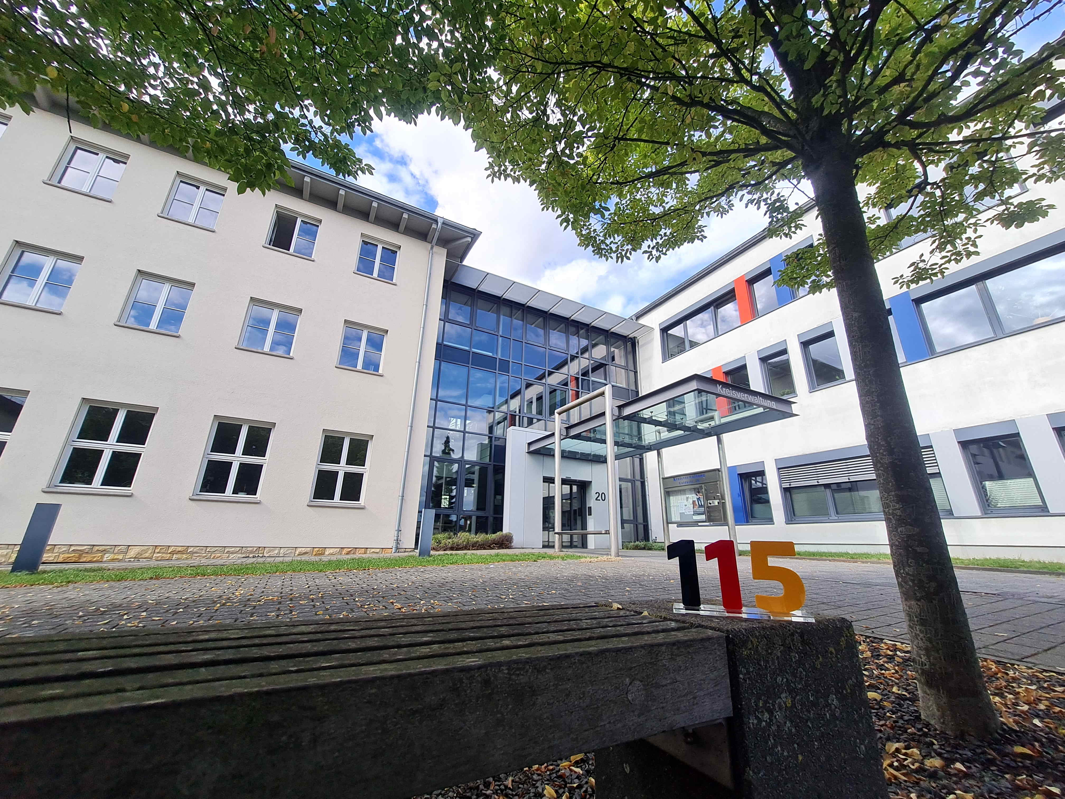 Symbolbild: 115-Aufsteller vor der Kreisverwaltung des Vogelsbergkreises