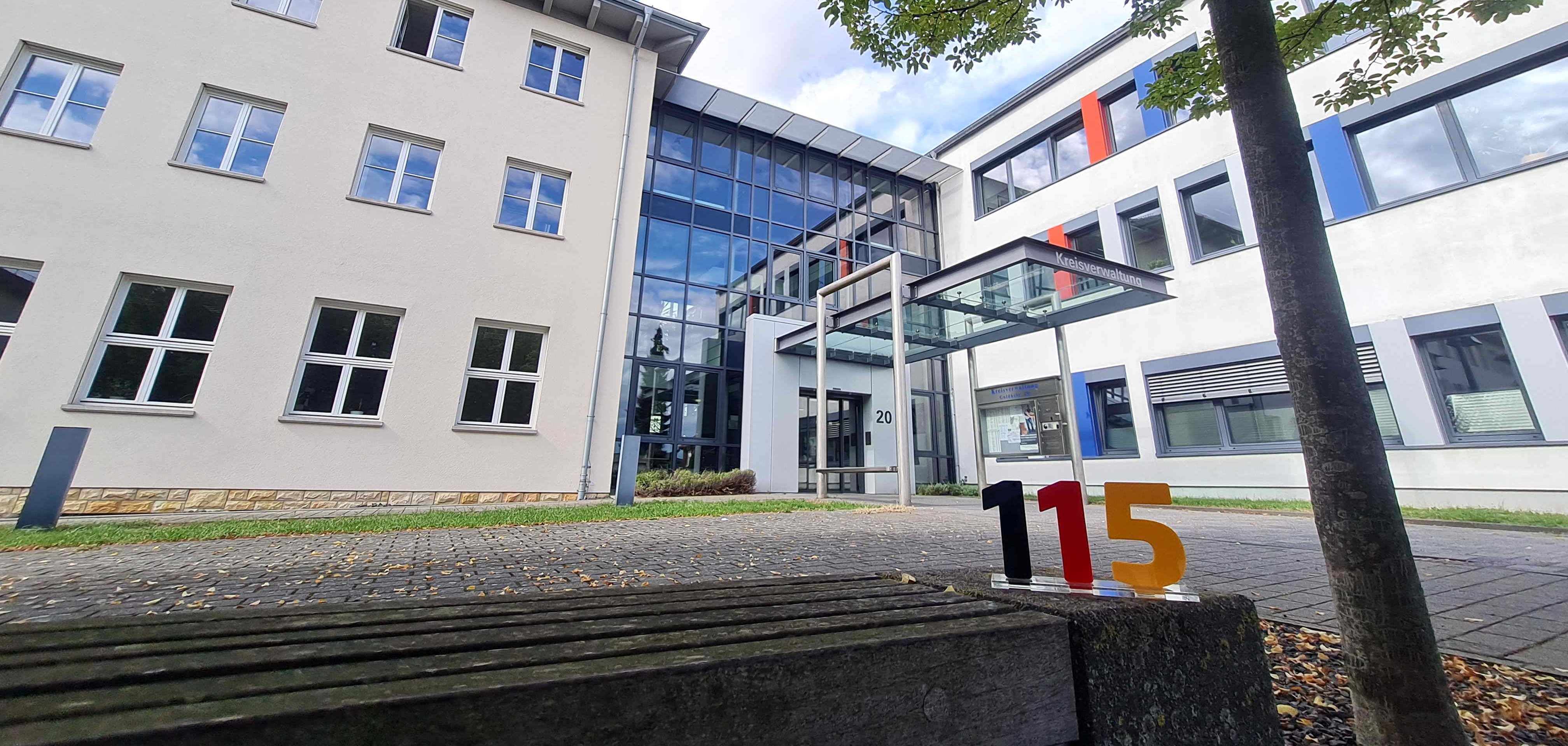 Symbolbild: 115-Aufsteller vor der Kreisverwaltung des Vogelsbergkreises