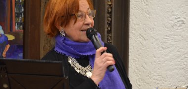 Die Beauftragte für Integration und Gleichstellung des Vogelsbergkreises, Elisabeth Hillebrand, bringt Geschichten mit.