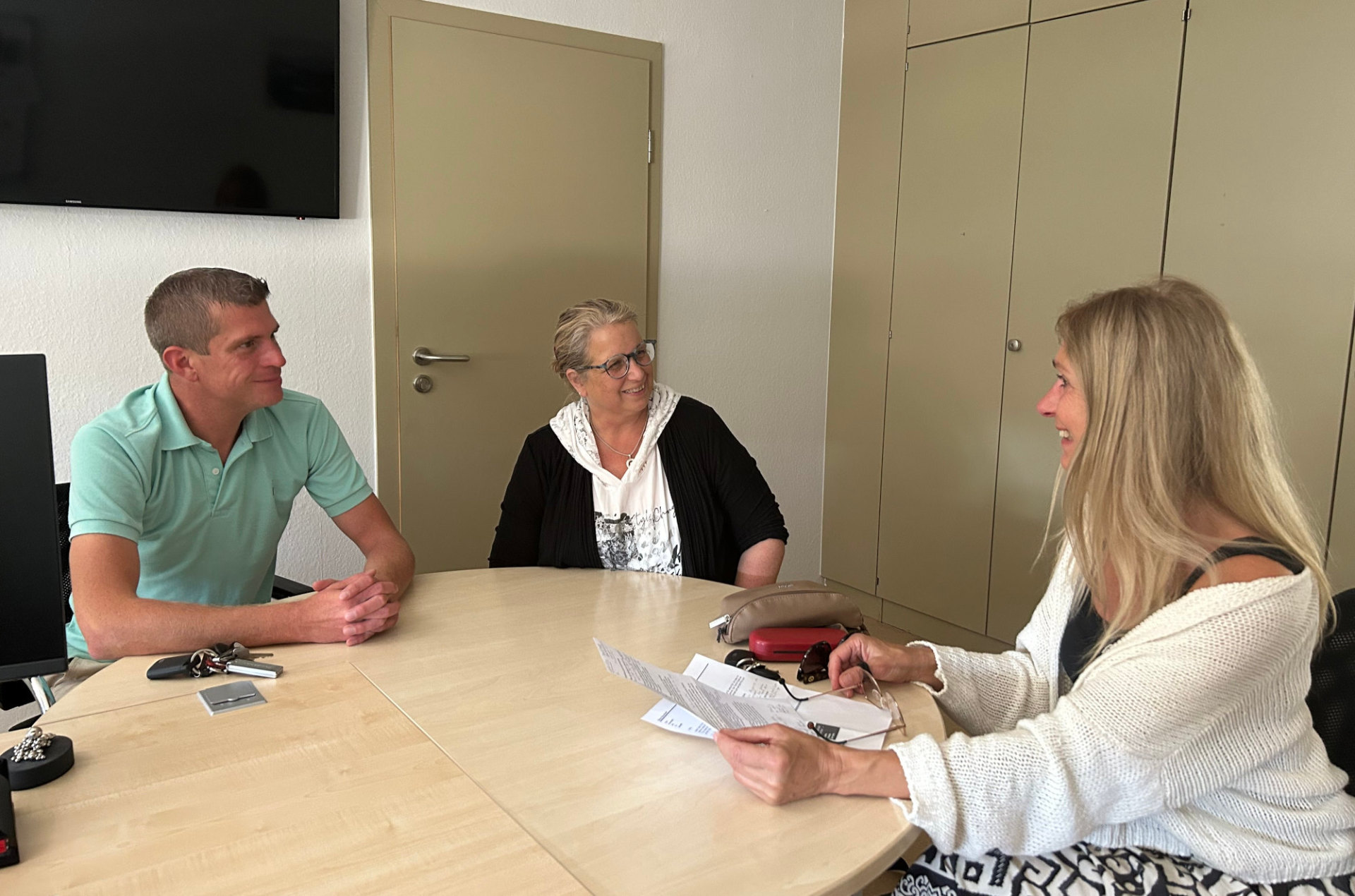 20 Jahre KVA - Silvia Deuchert, Astrid Grün und Stefan Jost (von rechts) sind von Anfang an dabei, haben die Kommunale Vermittlungsagentur mit aufgebaut. 