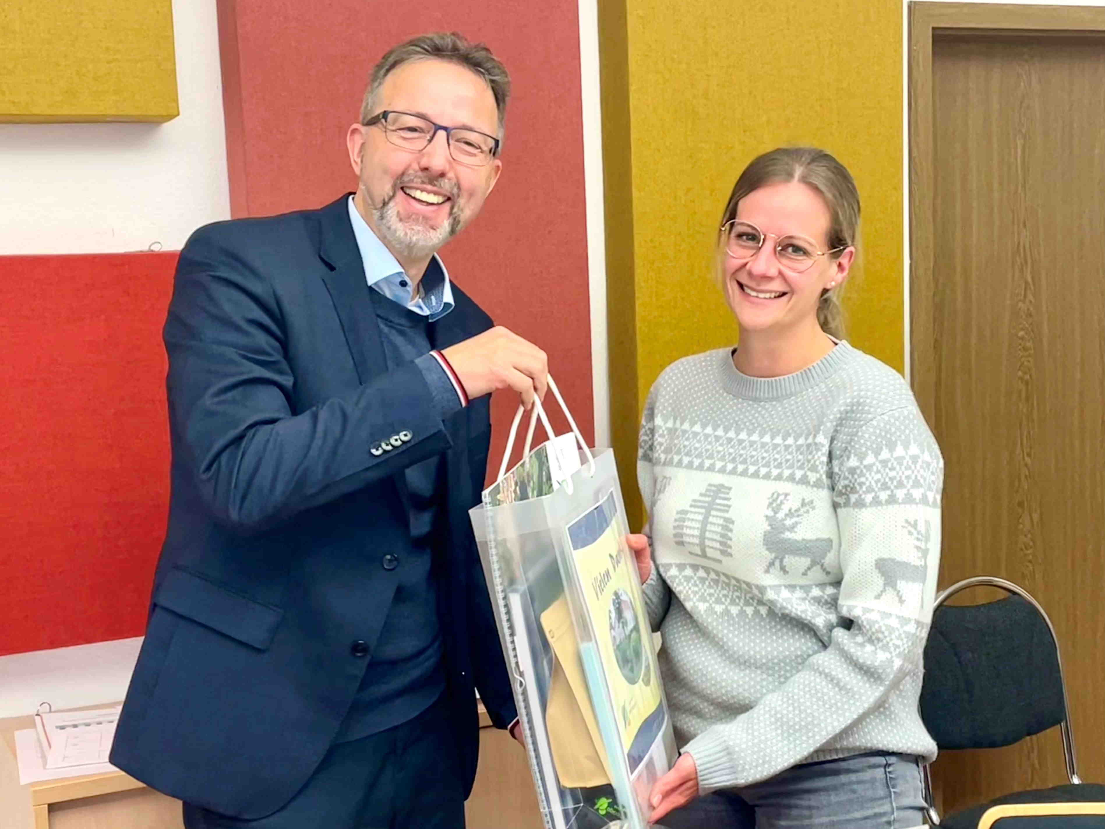 Landrat Alexander Tönnies begrüßt Dr. Corinna Klein, die für 14 Tage Amtshilfe im Partnerlandkreis Oberhavel leistet.