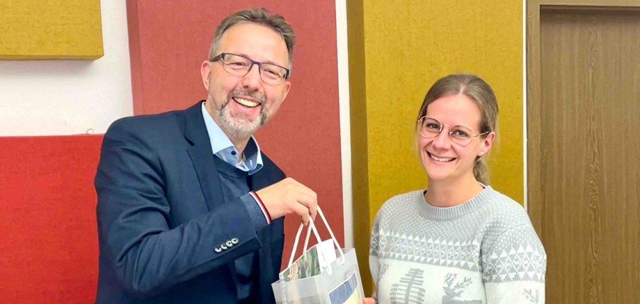Landrat Alexander Tönnies begrüßt Dr. Corinna Klein, die für 14 Tage Amtshilfe im Partnerlandkreis Oberhavel leistet.