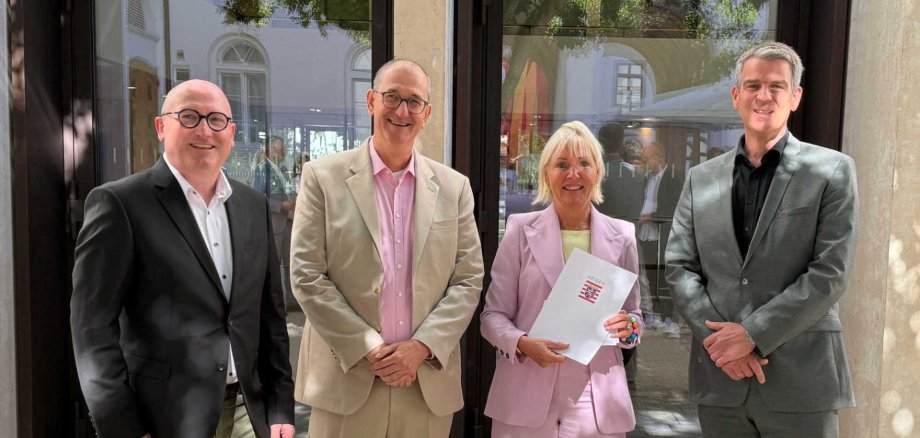 Digitalministerin Prof. Dr. Kristina Sinemus überreichte in Wiesbaden gleich sieben Förderbescheide – unter anderem einen gemeinsamen an den Vogelsbergkreis und den Lahn-Dill-Kreis, ihn nahmen Jürgen Steuber, Leiter des Sachgebiets Wasser und Bodenschutz beim Vogelsbergkreis, Dr. Christian Ortmann, Abteilungsleitung Umwelt, Natur und Wasser beim Lahn-Dill-Kreis, und dessen Erster Kreisbeigeordneter Frank Inderthal (von links) entgegen.