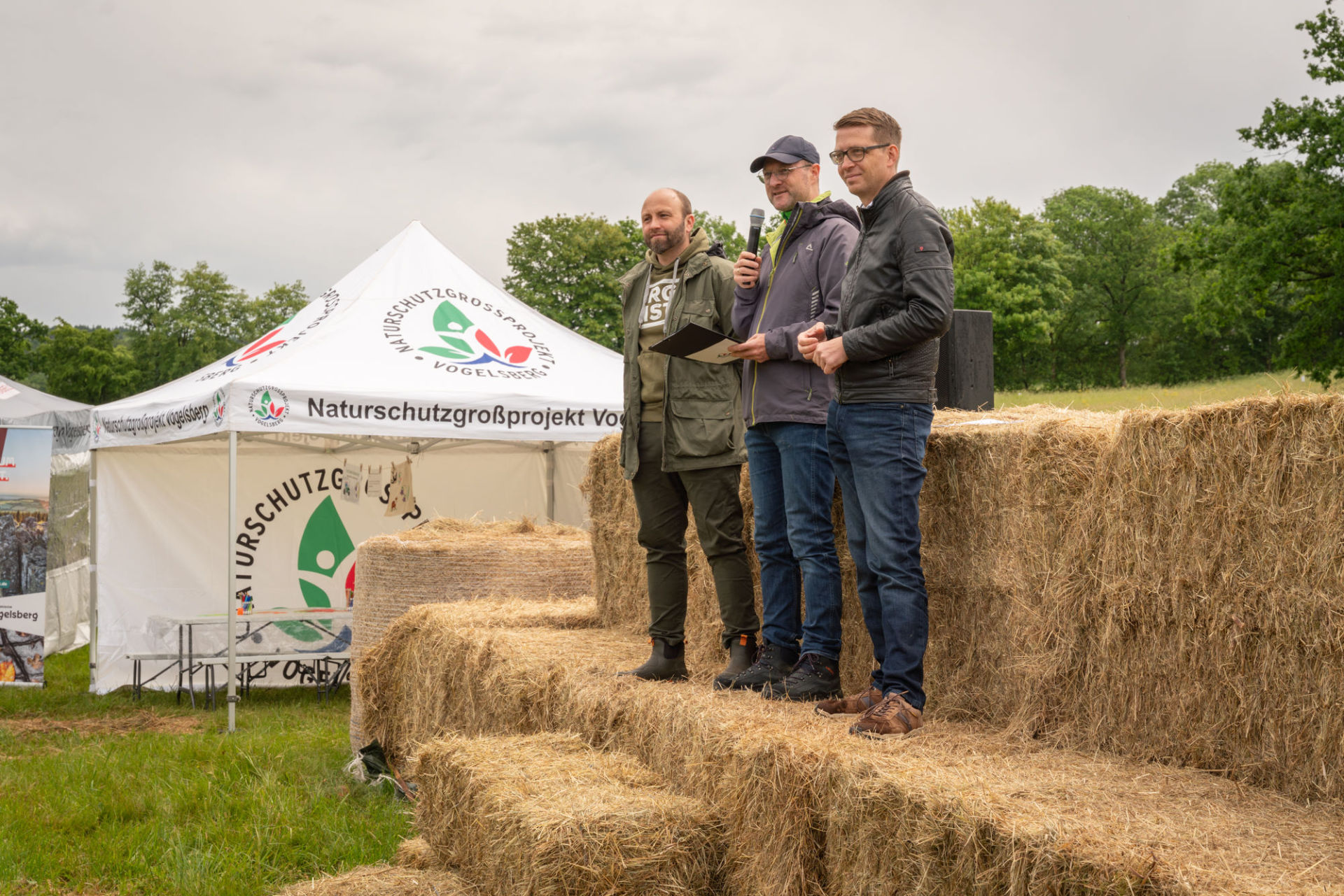 Landrat Dr. Jens Mischak eröffnet gemeinsam mit Staatssekretär Michael Ruhl und Bürgermeister Benjamin Göbl das Bergmähwiesenfest.