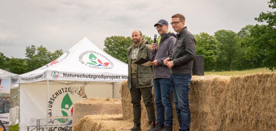 Landrat Dr. Jens Mischak eröffnet gemeinsam mit Staatssekretär Michael Ruhl und Bürgermeister Benjamin Göbl das Bergmähwiesenfest.